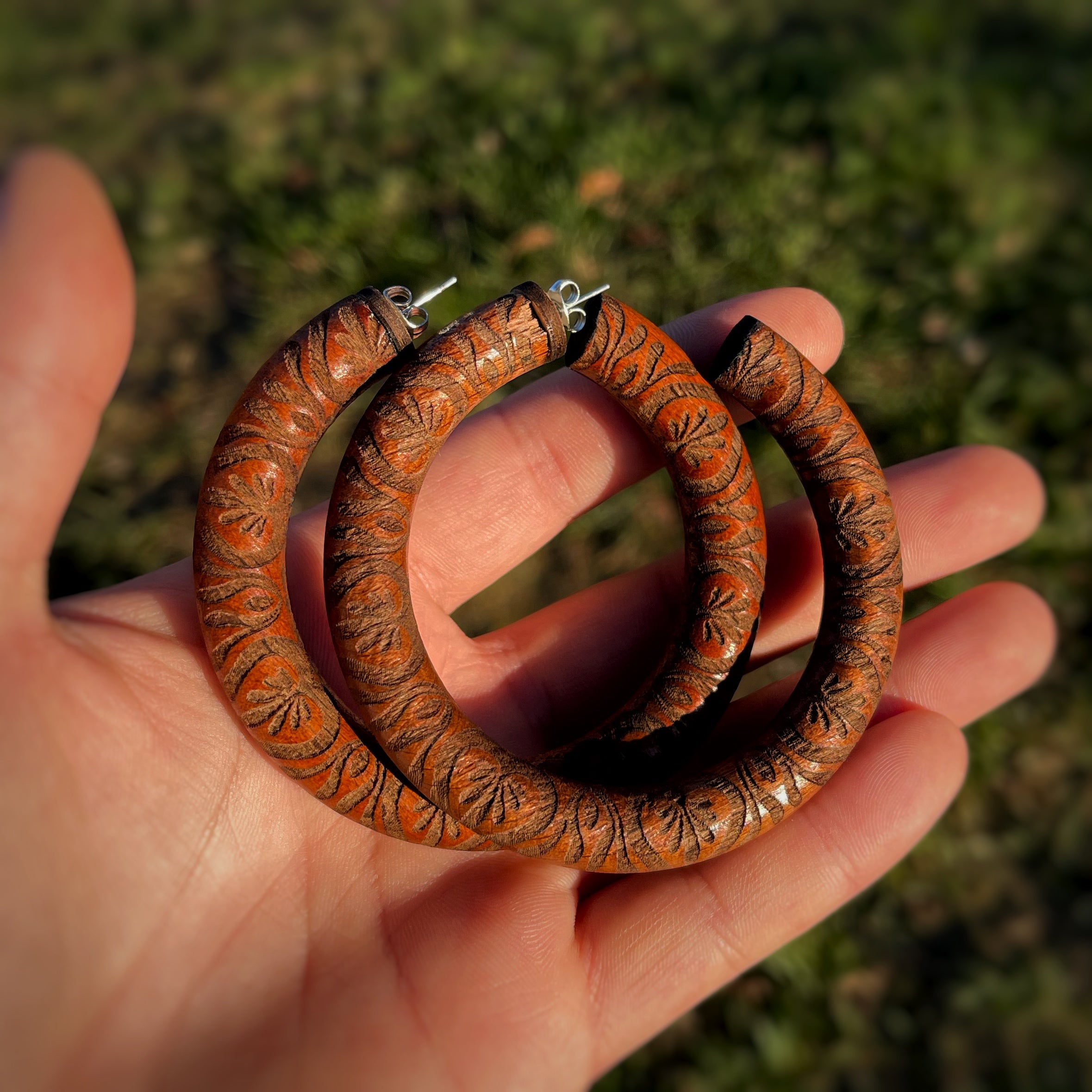 Boucles d’oreilles créoles upcyclé en bois  -  Gravures ornementales