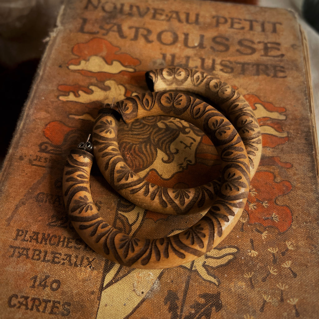 Boucles d’oreilles créoles upcyclé en bois  -  Gravures ornementales