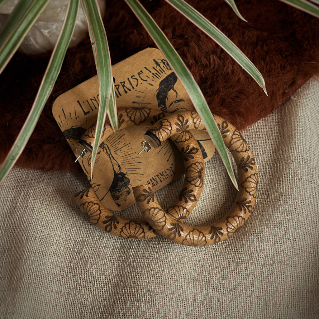 Boucles d’oreilles créoles upcyclé en bois - Gravures ornementales