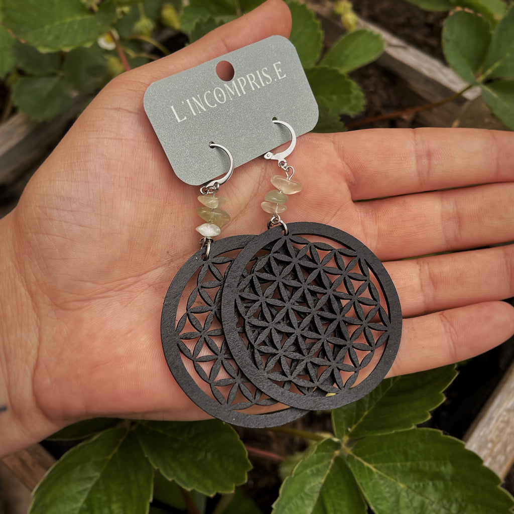 Boucles d’oreilles pendantes - Fleurs de vie et chrysolite 