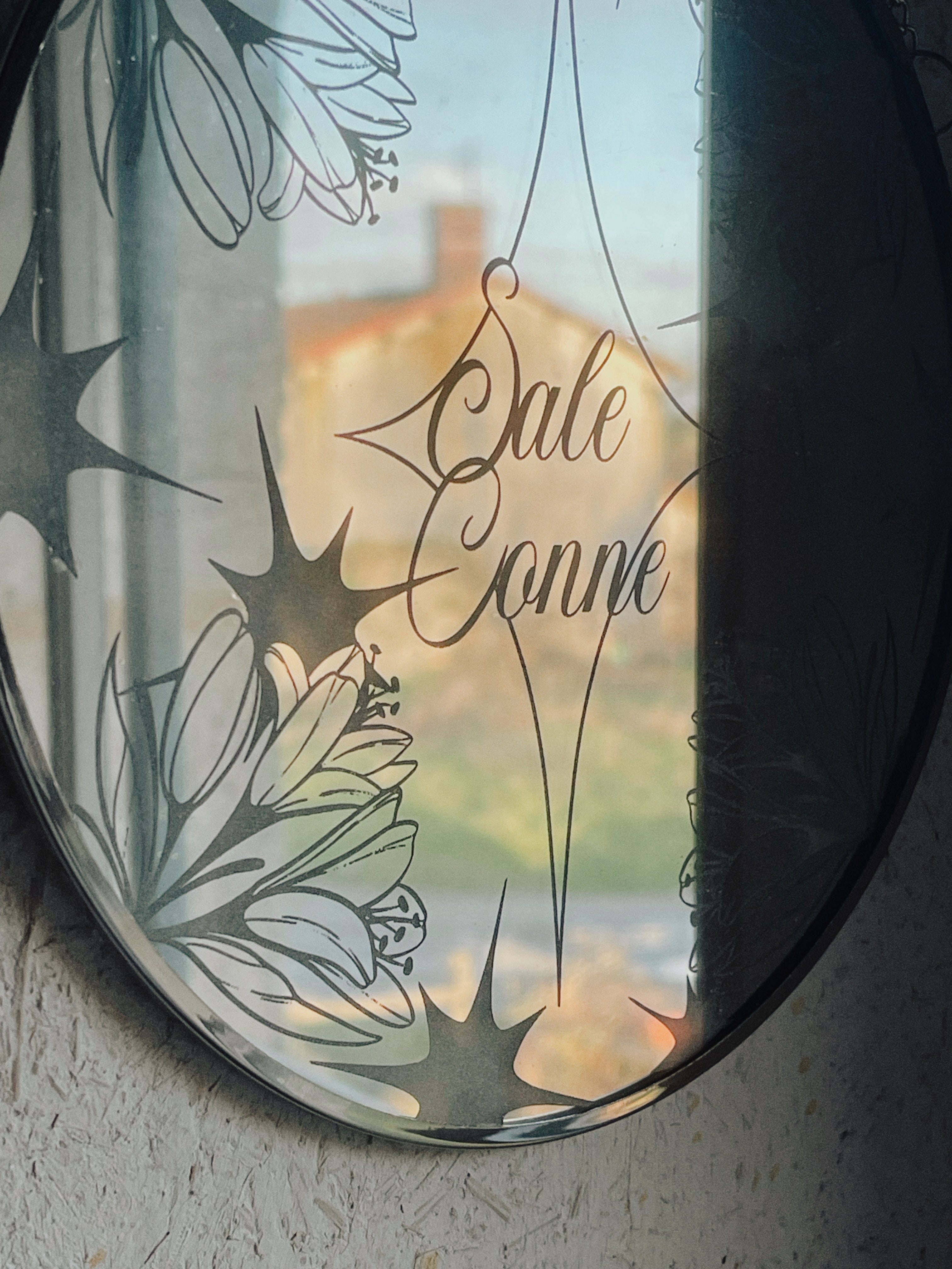 Miroir gravé « Sale Conne » et fleurs de lys