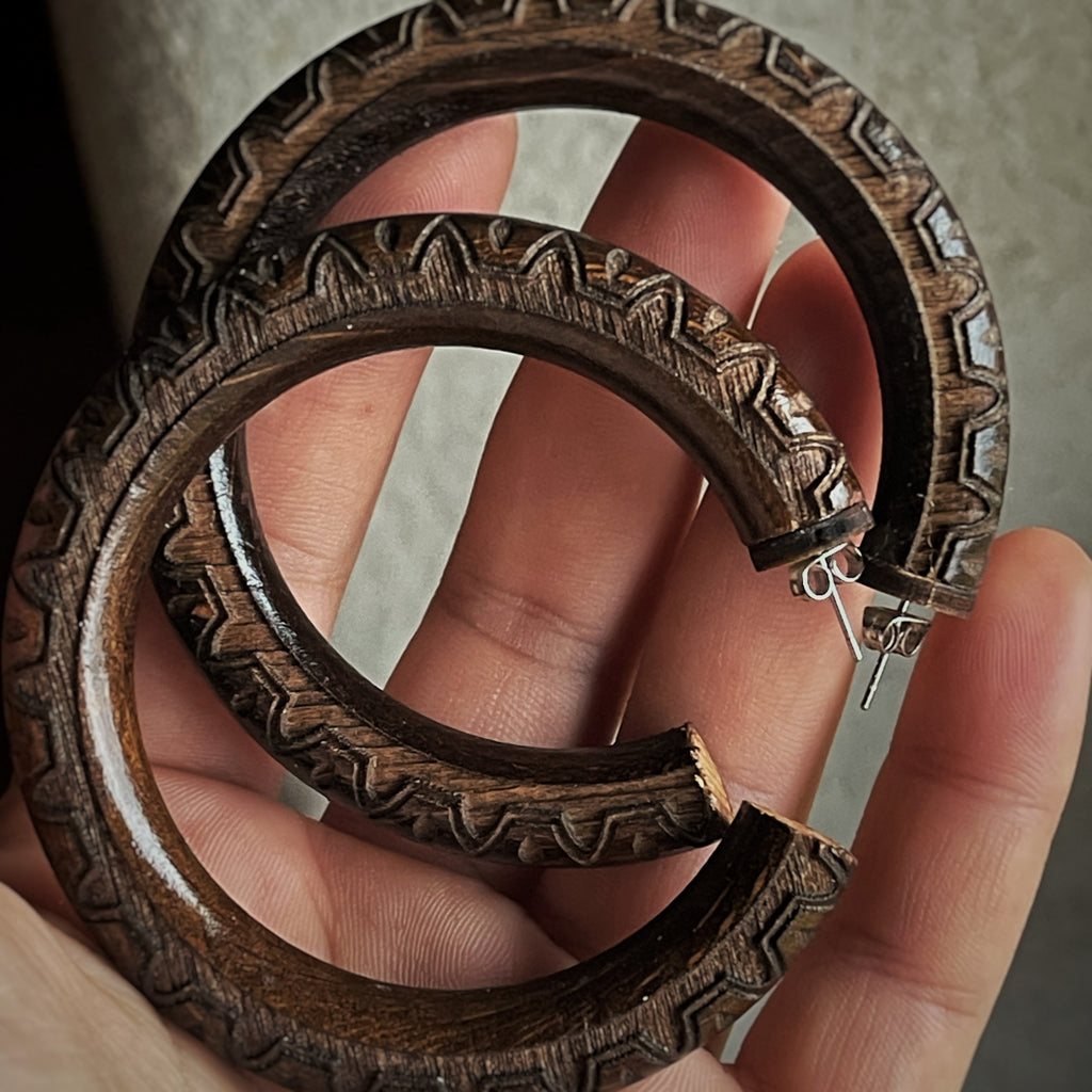 Boucles d’oreilles créoles upcyclé en bois - Gravures ornementales