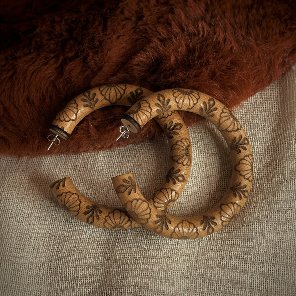 Boucles d’oreilles créoles upcyclé en bois - Gravures ornementales