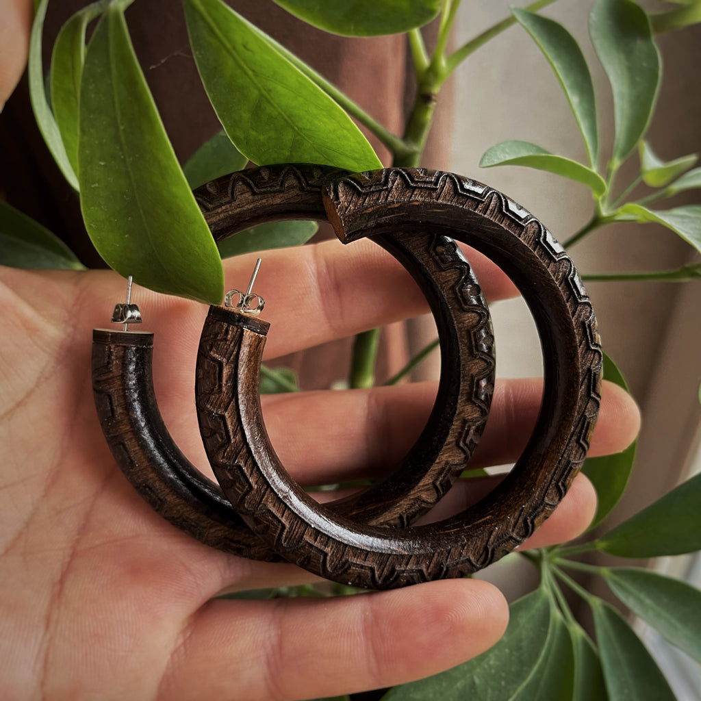 Boucles d’oreilles créoles upcyclé en bois - Gravures ornementales
