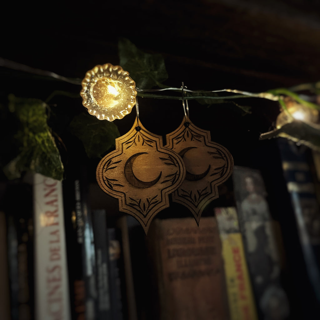Boucles d’oreilles pendantes - Lune ornementale 