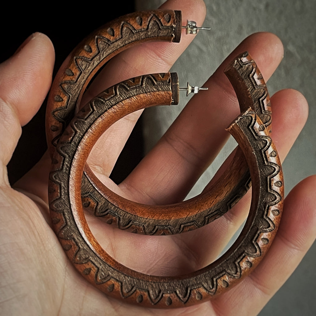 Boucles d’oreilles créoles upcyclé en bois - Gravures ornementales
