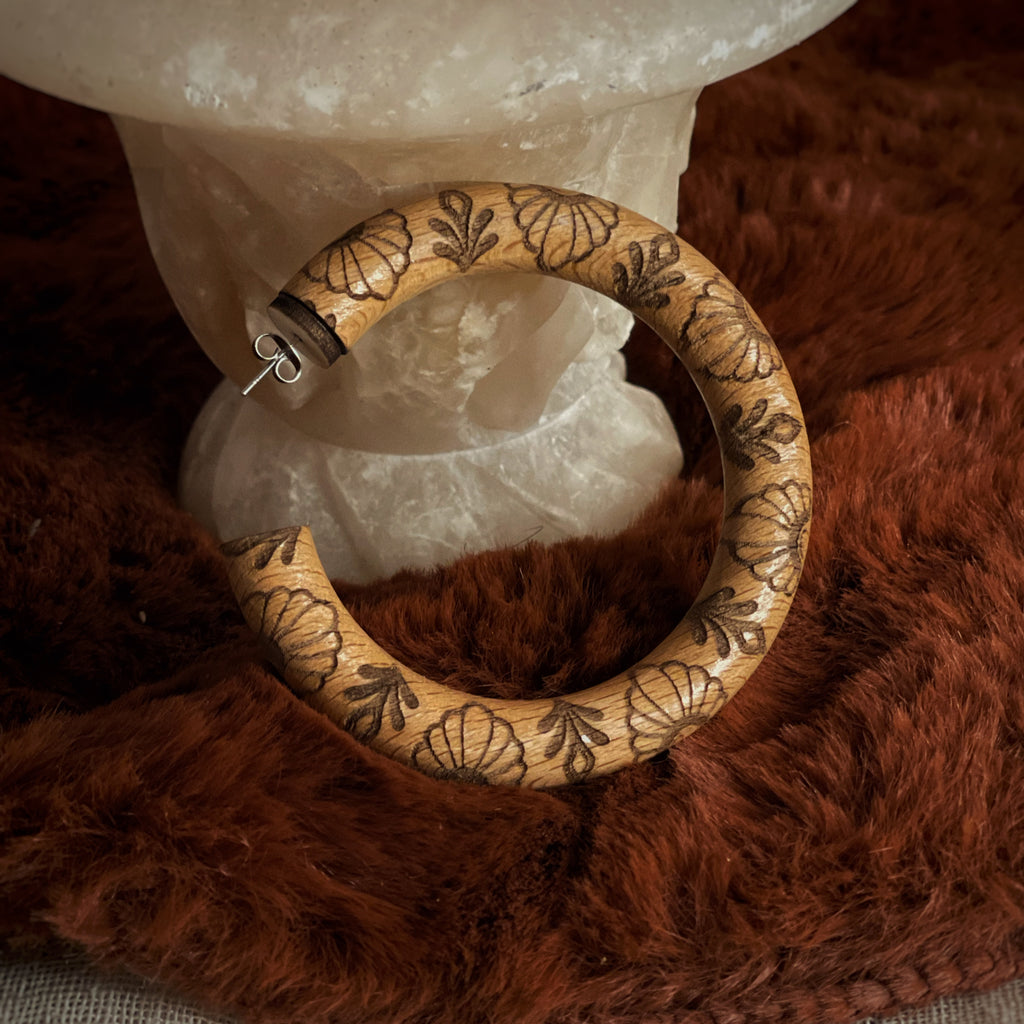 Boucles d’oreilles créoles upcyclé en bois - Gravures ornementales