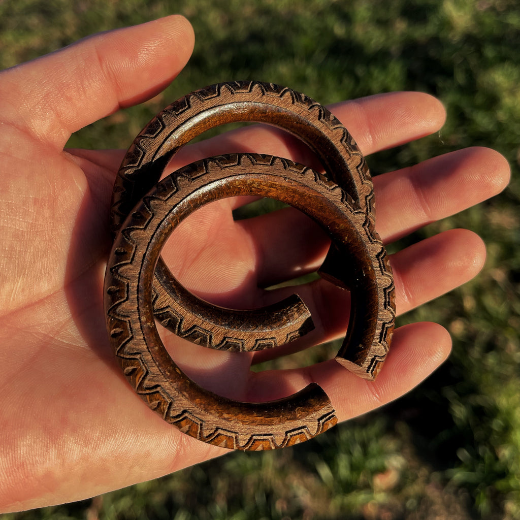 Poids d’oreilles - Gravure ornementale