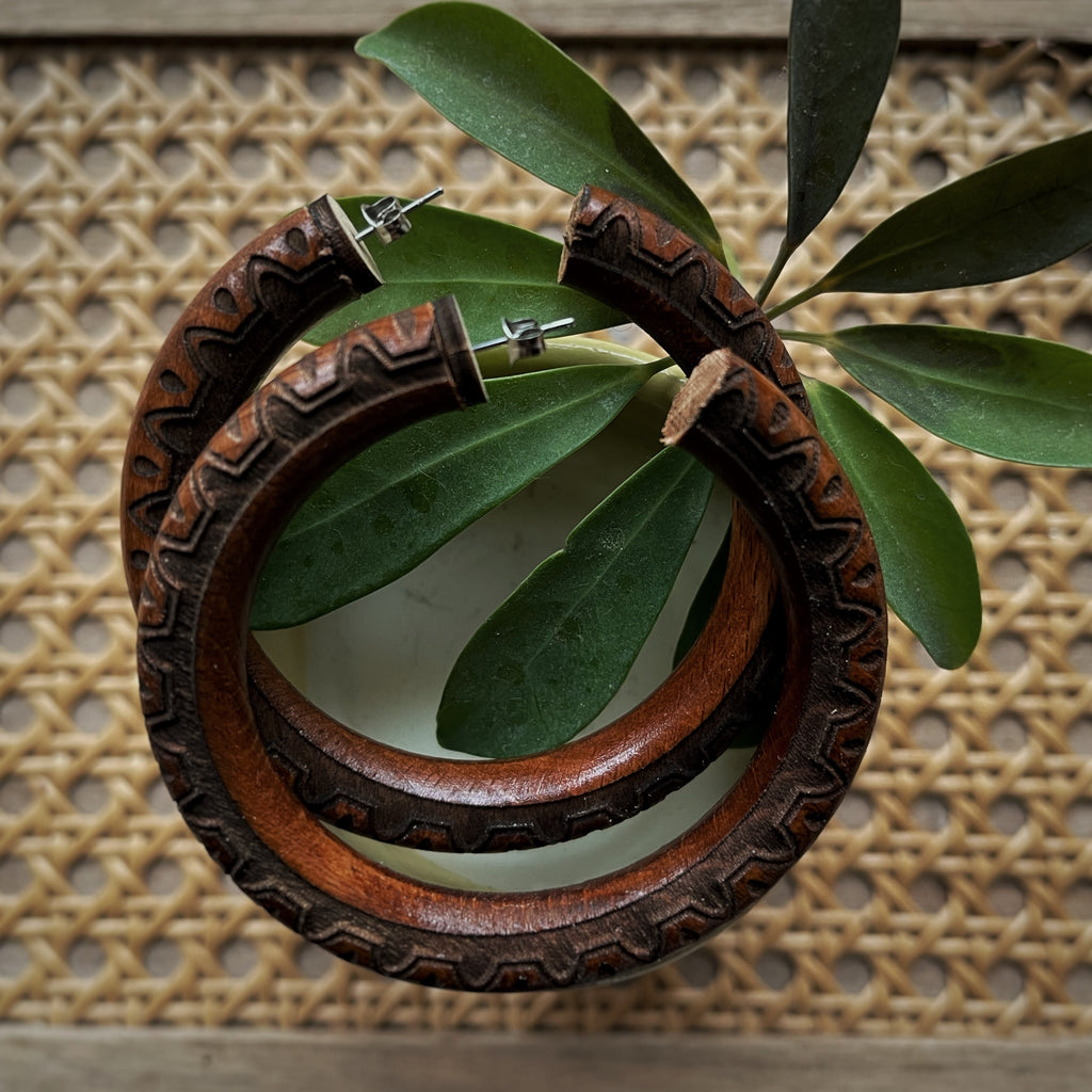 Boucles d’oreilles créoles upcyclé en bois - Gravures ornementales