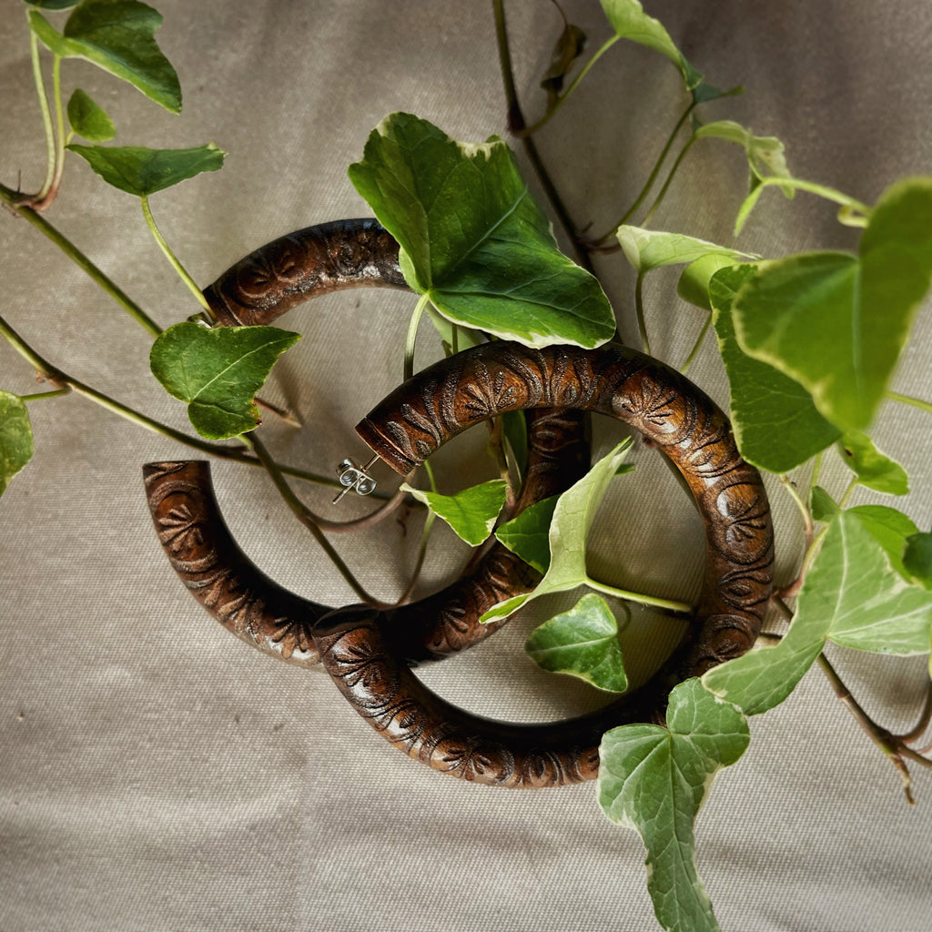 Boucles d’oreilles créoles upcyclé en bois  -  Gravures ornementales