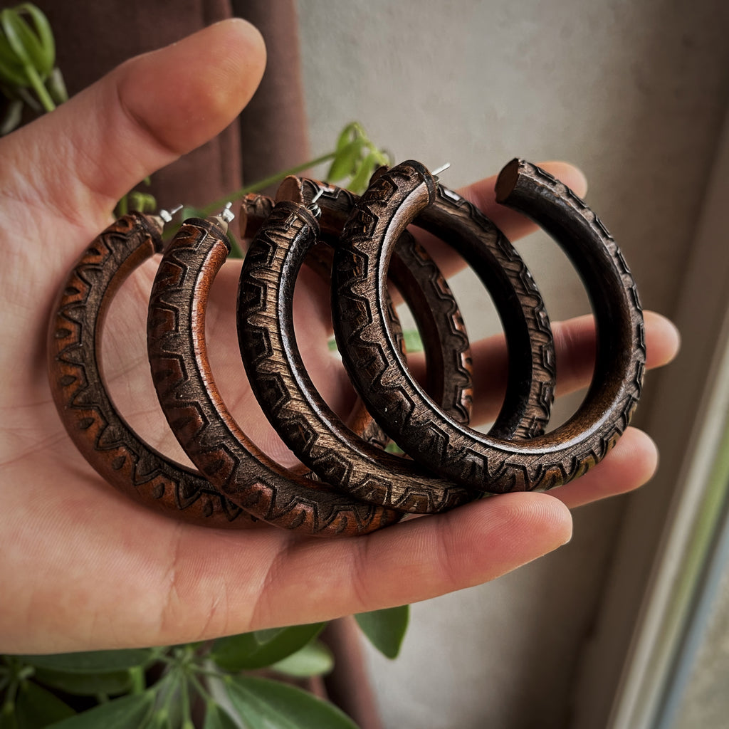 Boucles d’oreilles créoles upcyclé en bois - Gravures ornementales