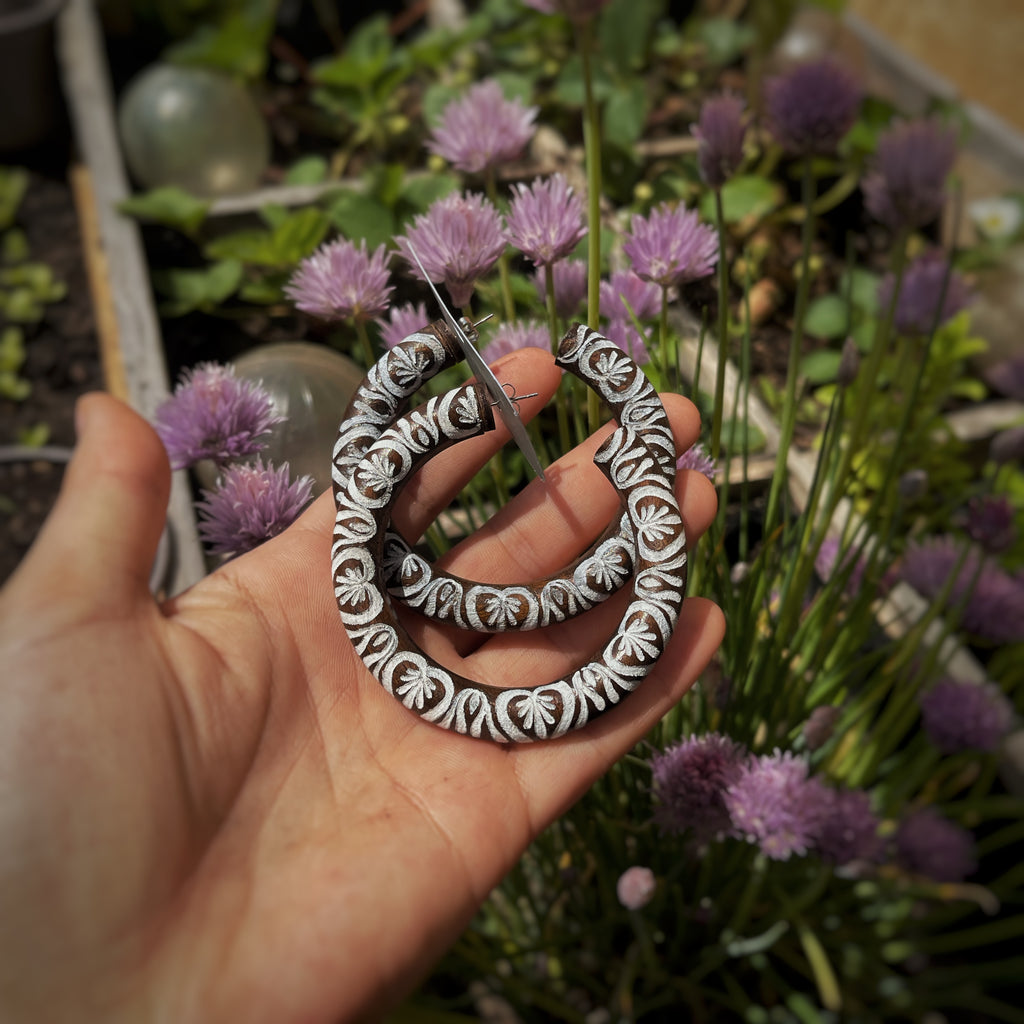Boucles d’oreilles créoles upcyclé en bois -  Gravures et peinture ornementales