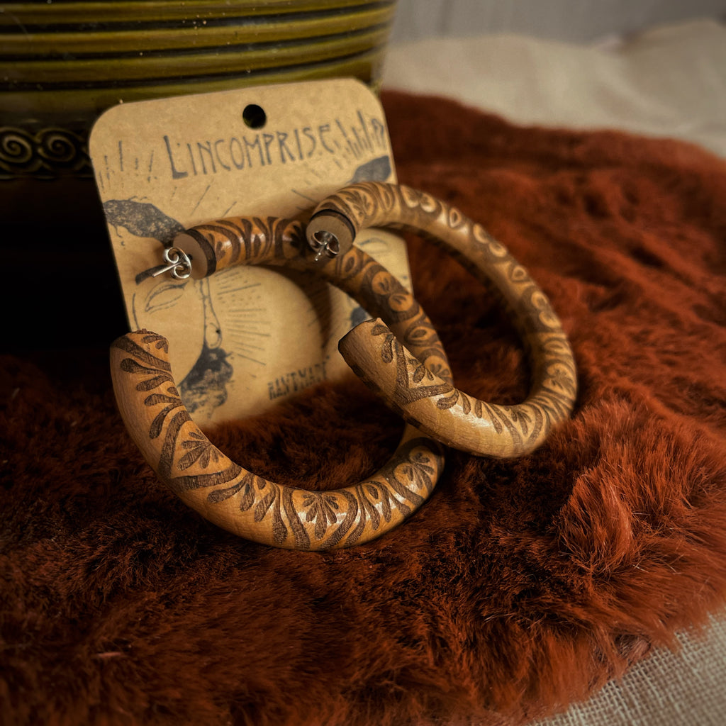 Boucles d’oreilles créoles upcyclé en bois  -  Gravures ornementales