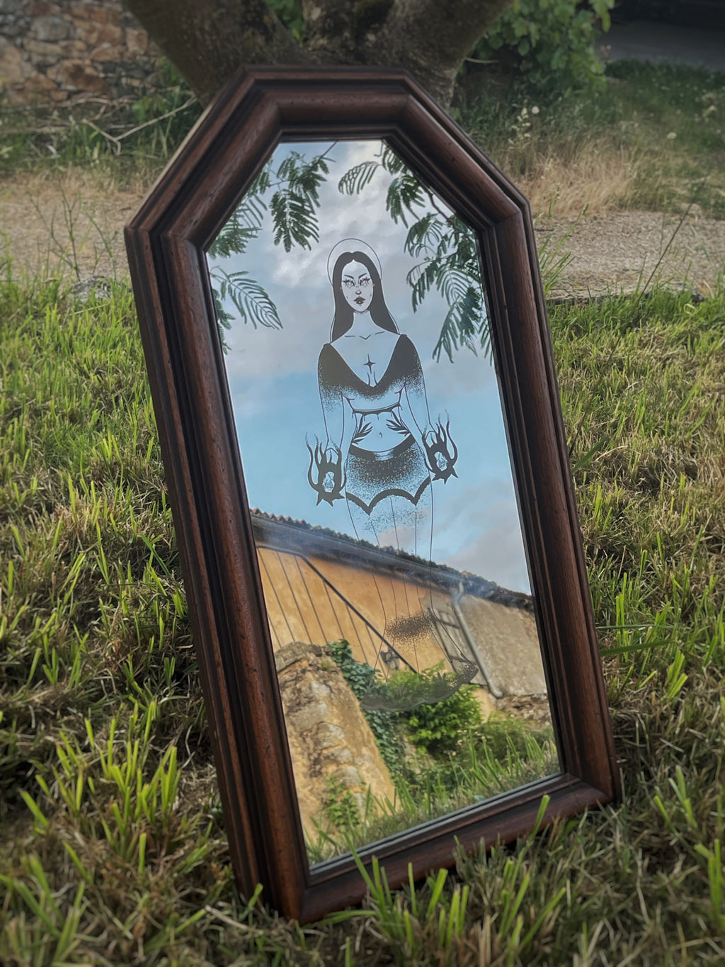 Miroir ancien upcyclé et gravé - illustration witchy
