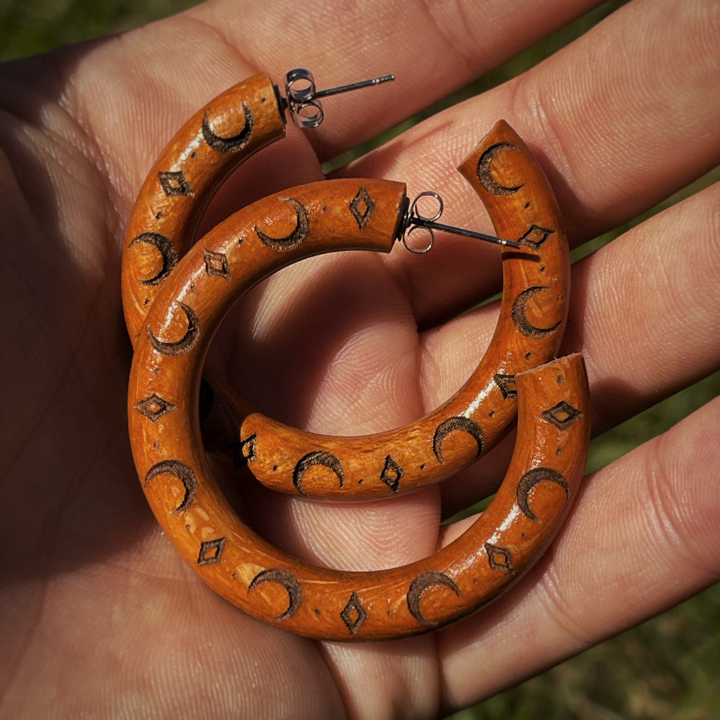 Boucles d’oreilles créoles upcyclé en bois - Lunes