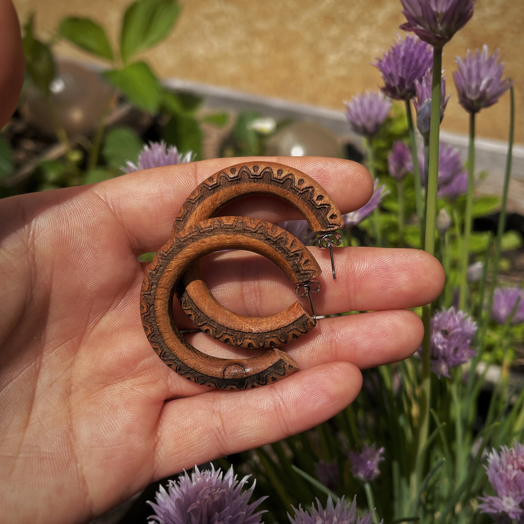 Boucles d’oreilles créoles upcyclé en bois - Gravures ornementales