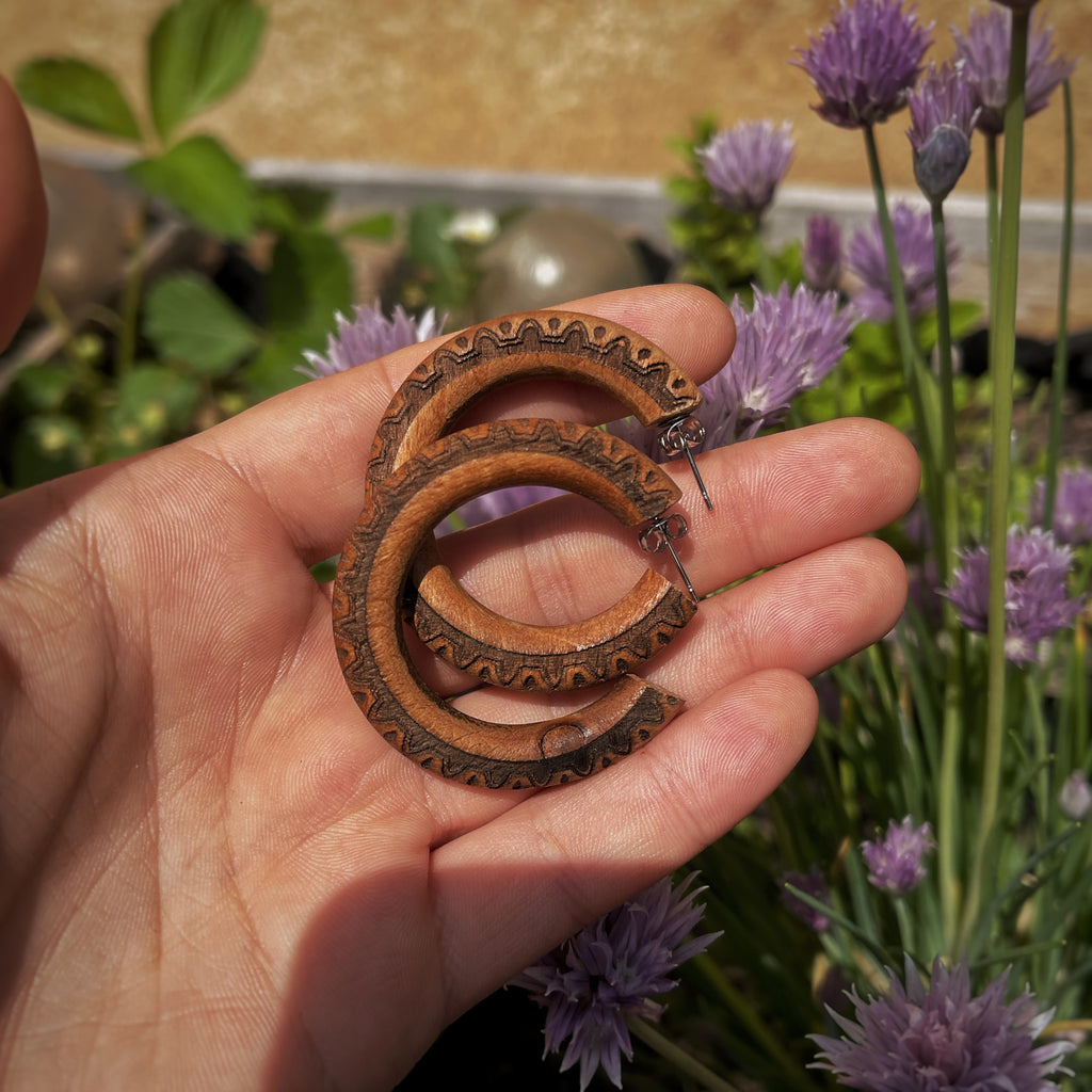 Boucles d’oreilles créoles upcyclé en bois - Gravures ornementales
