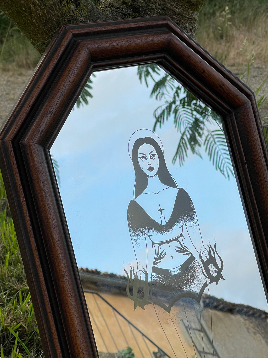 Miroir ancien upcyclé et gravé - illustration witchy